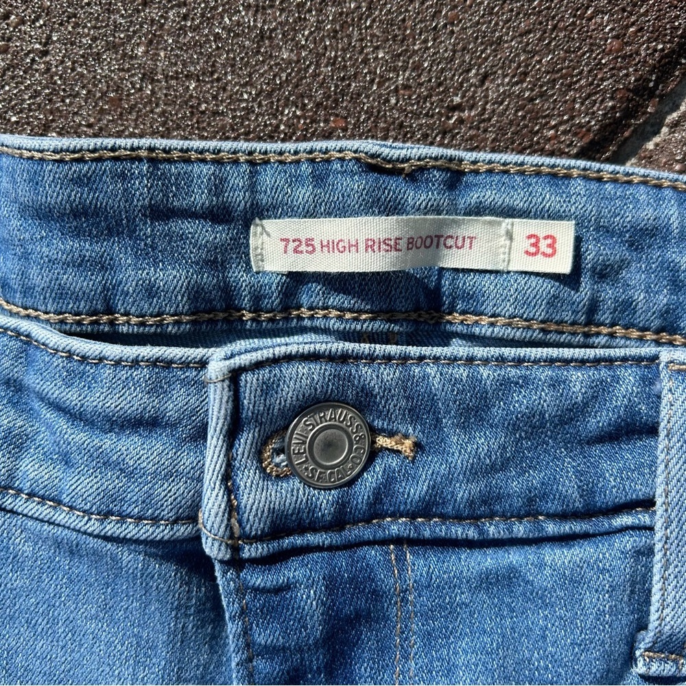 Levi's High Rise Boot Cut Jeans with Signature Patch - Picture 9 of 9